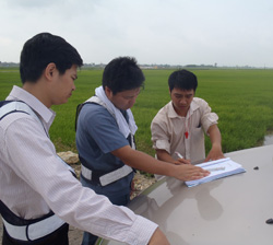 写真2　ベトナム政府技術者との協働作業
