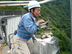 写真2　川治ダムの変動量調査測量