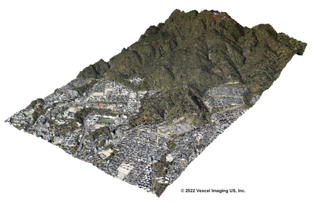 山間部を含む高低差のある地域のDSM（数値表層モデル）データと航空写真画像をGISで重ね合わせ表示したもの