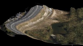 ドローンに搭載したレーザーによる、河川堤防上の道路の３次元計測例。