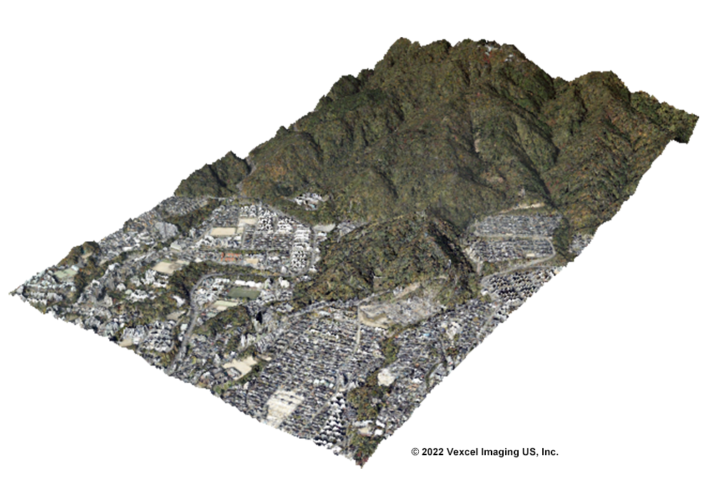 山間部を含む高低差のある地域のDSM（数値表層モデル）データと航空写真画像をGISで重ね合わせ表示したもの